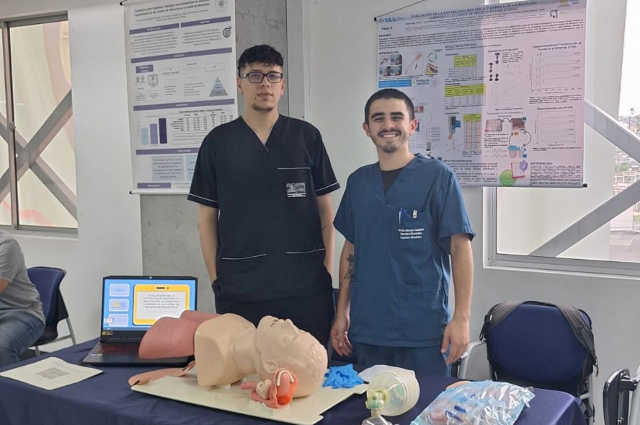 Los estudiantes UAM Mateo Rojas y Jacobo Morales desde el SES Hospital Universitario de Caldas.