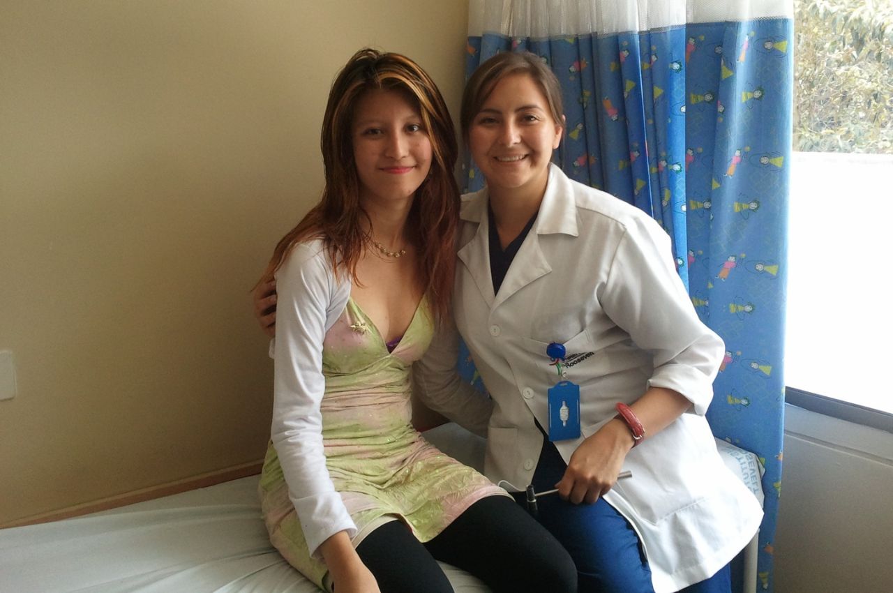 La graduada de la UAM comparte con una de sus pacientes desde el Instituto Roosevelt.