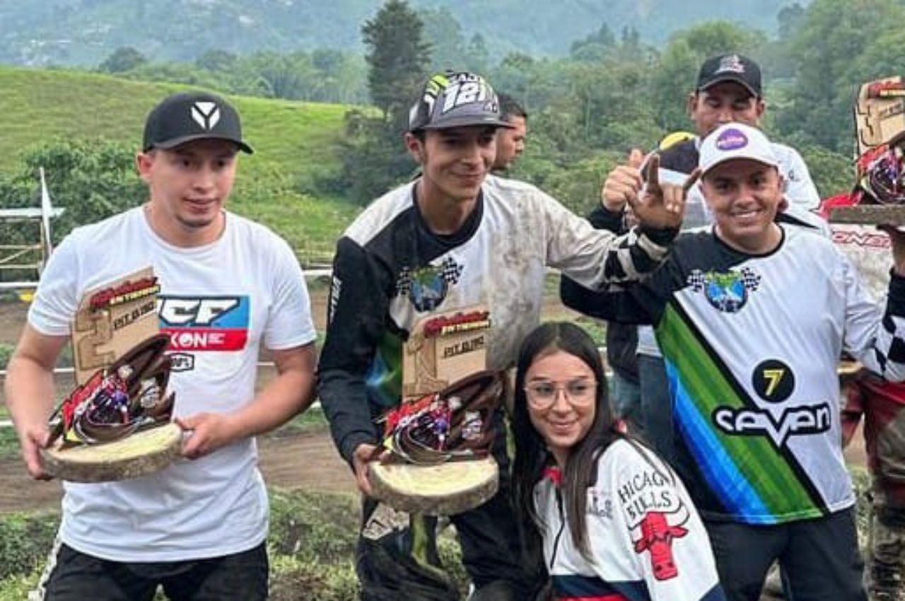 El docente Kevin en la premiación de la Válida de Motocross