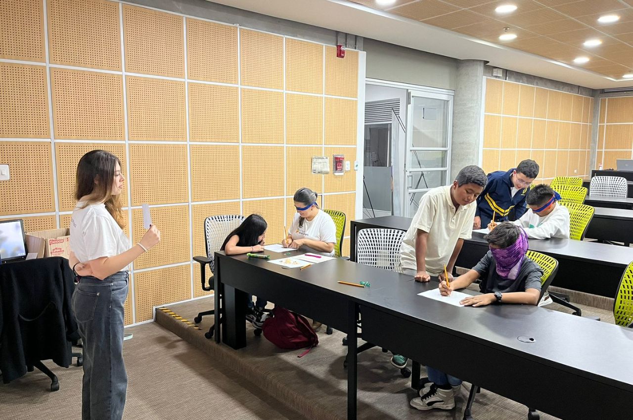 Estudiantes en salón de la UAM durante el taller de liderazgo emocional