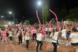 Personas celebran Día Internacional de la Lucha contra el Cáncer de Mama