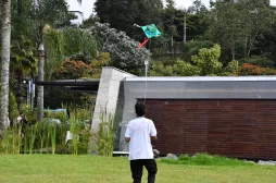 Para volar no necesitas SPA: la UAM elevó sueños con cometas Estudiante elevando cometa
