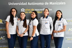 Celebración del Día del Odontólogo Estudiantes en la celebración del Día del Odontólogo
