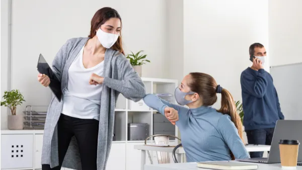 Persona con mascarilla se protege del covid 19