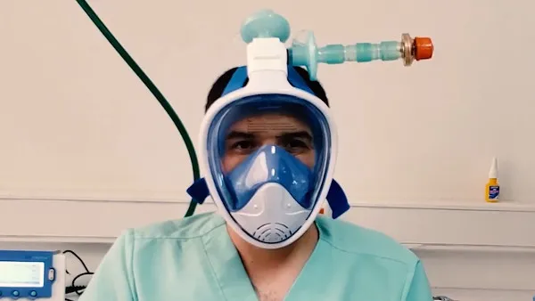 Persona usando el ventilador para tratar la Covid-19
