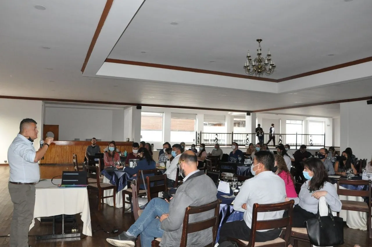 Personas en un salón escuchando una conferencia de pactos por la innovación