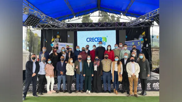 Personas pertenecientes al programa Crecer Más se gradúan