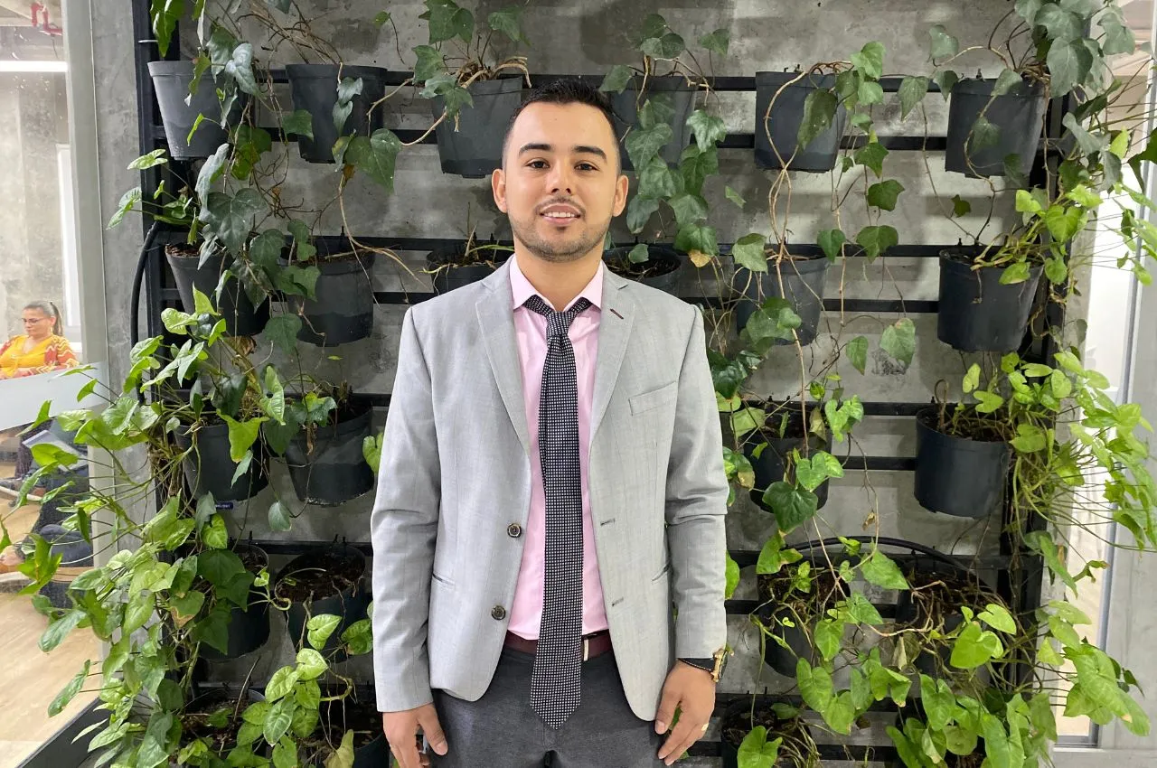 Estudiante UAM fabrica adoquines con residuos de plástico y construcción