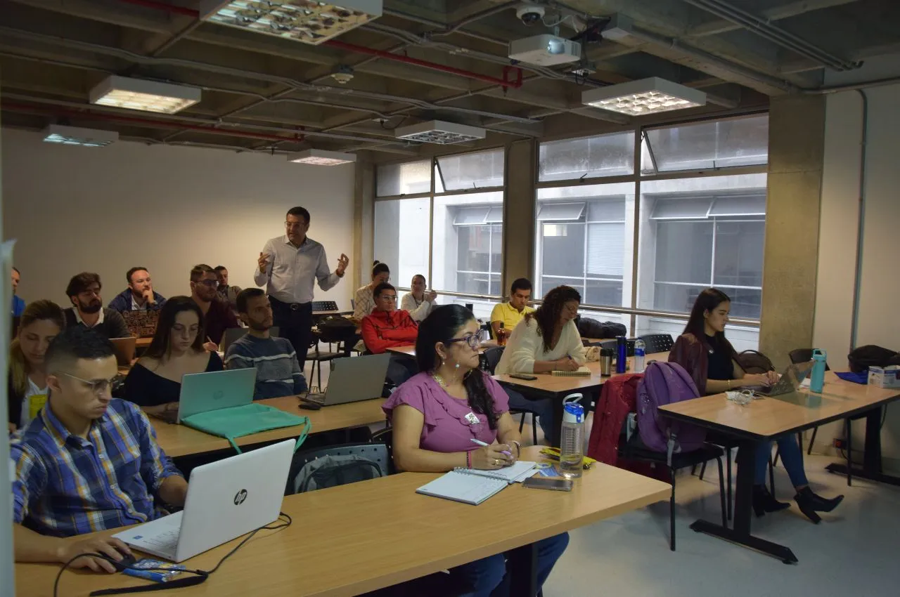 Clústeres, temática en la Especialización en Gerencia Empresarial