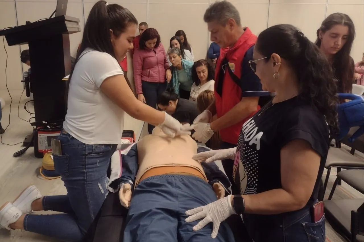 Integrantes del Plan de Ayuda Mutua se capacitan como primer respondiente