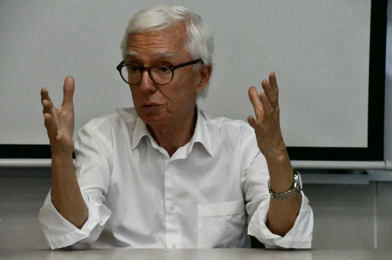 El exsenador Jorge Enrique Robledo hablando sobre su último libro