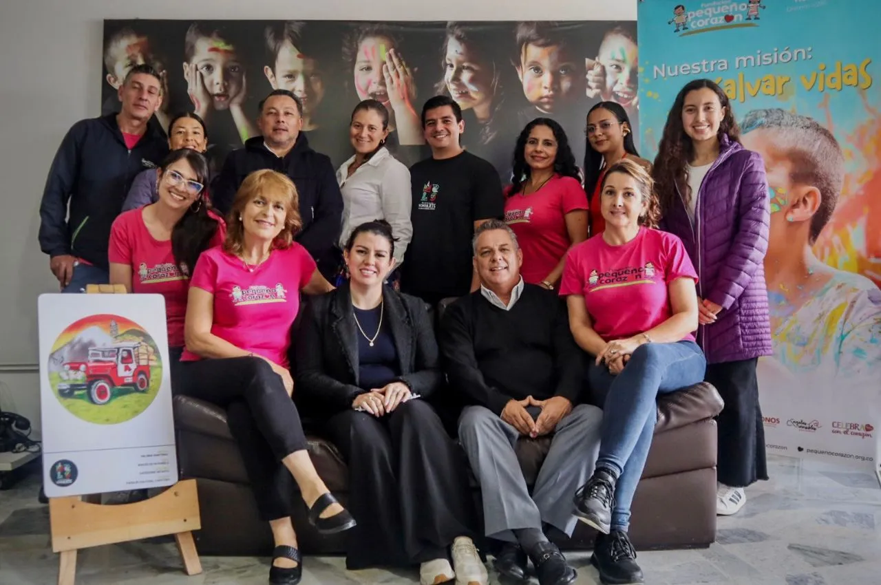 Estudiante de Paz y Competitividad acompañado de personal de la Fundación pequeño corazón