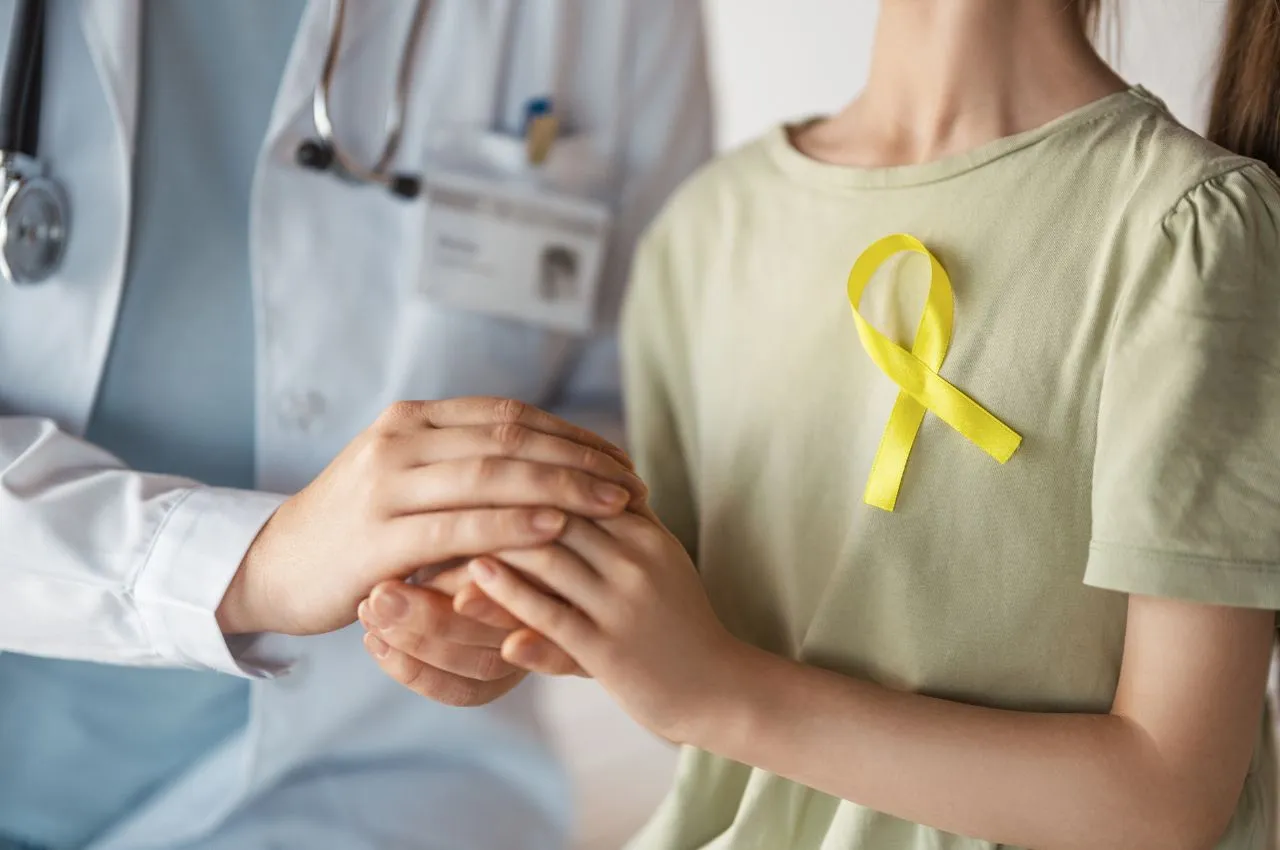 niño y médico cogidos de la mano combaten cáncer infantil
