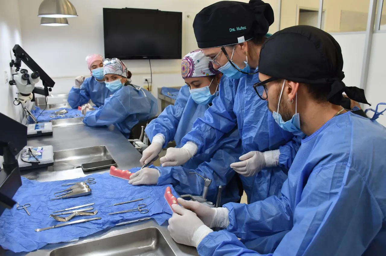 Estudiantes durante la práctica de cirugía oral