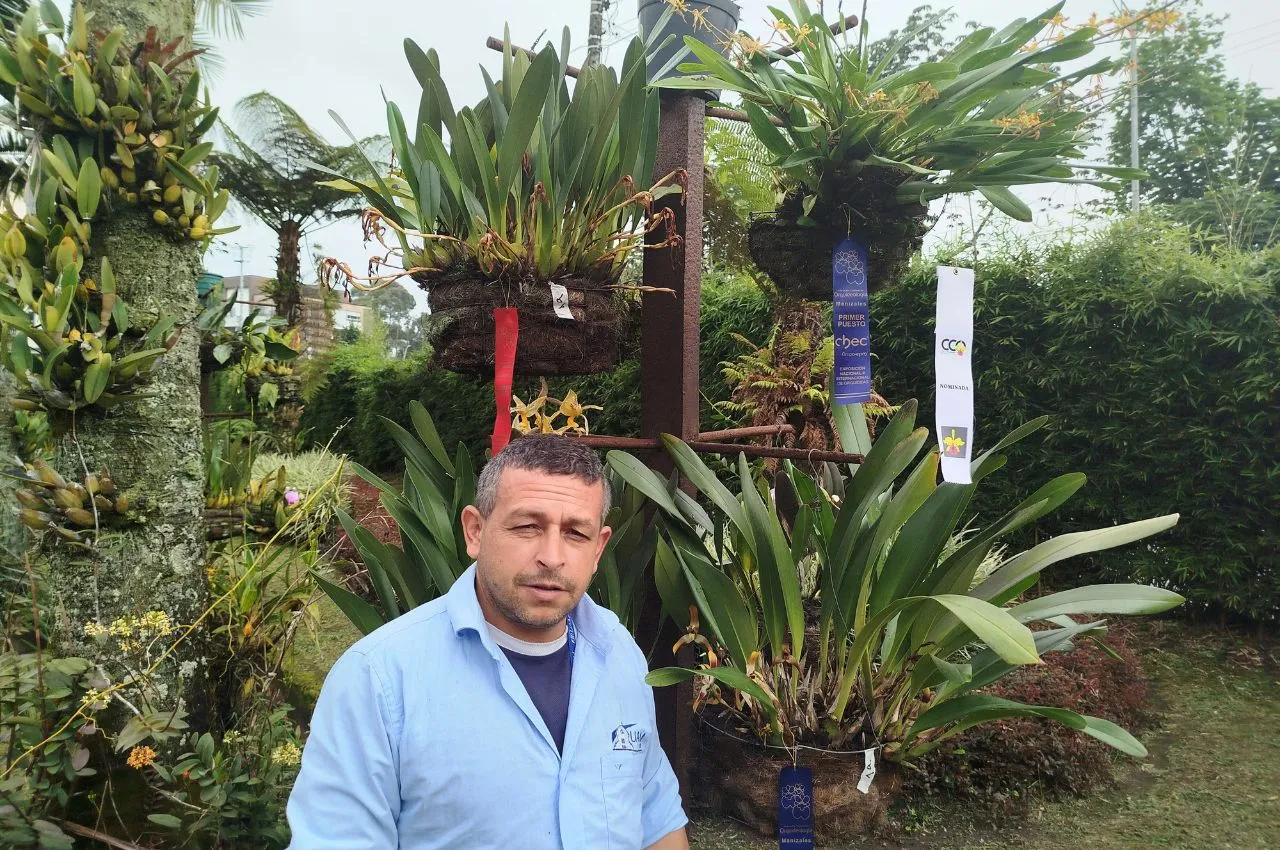 Edwin Naranjo, jardinero de la UAM en la exposición de orquídeas