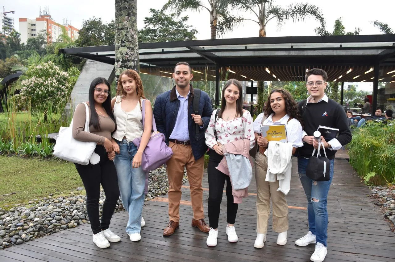 Estudiantes en el Parque de los Estudiantes de la UAM, la mejor universidad privada en pruebas saber pro