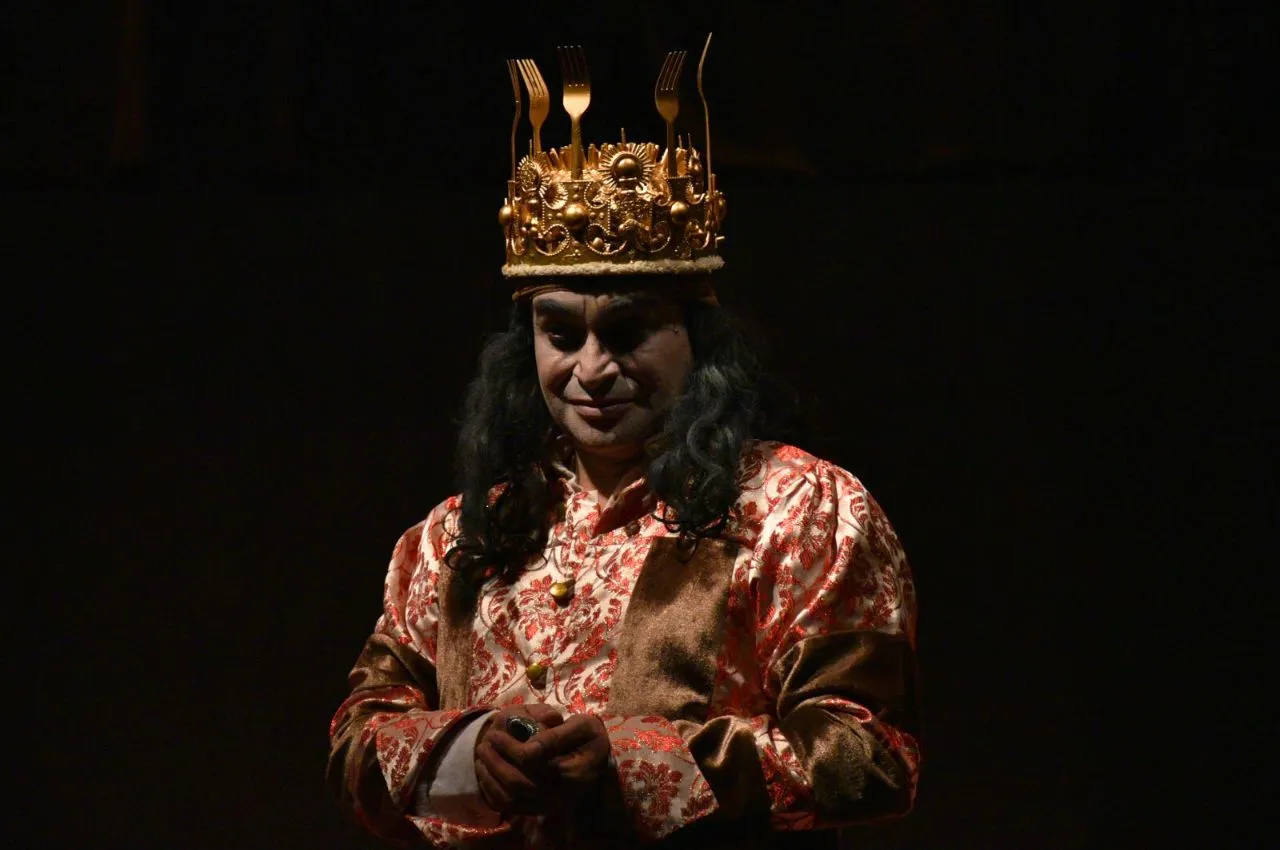 Persona con vestuario actuando en el Día Internacional del Teatro
