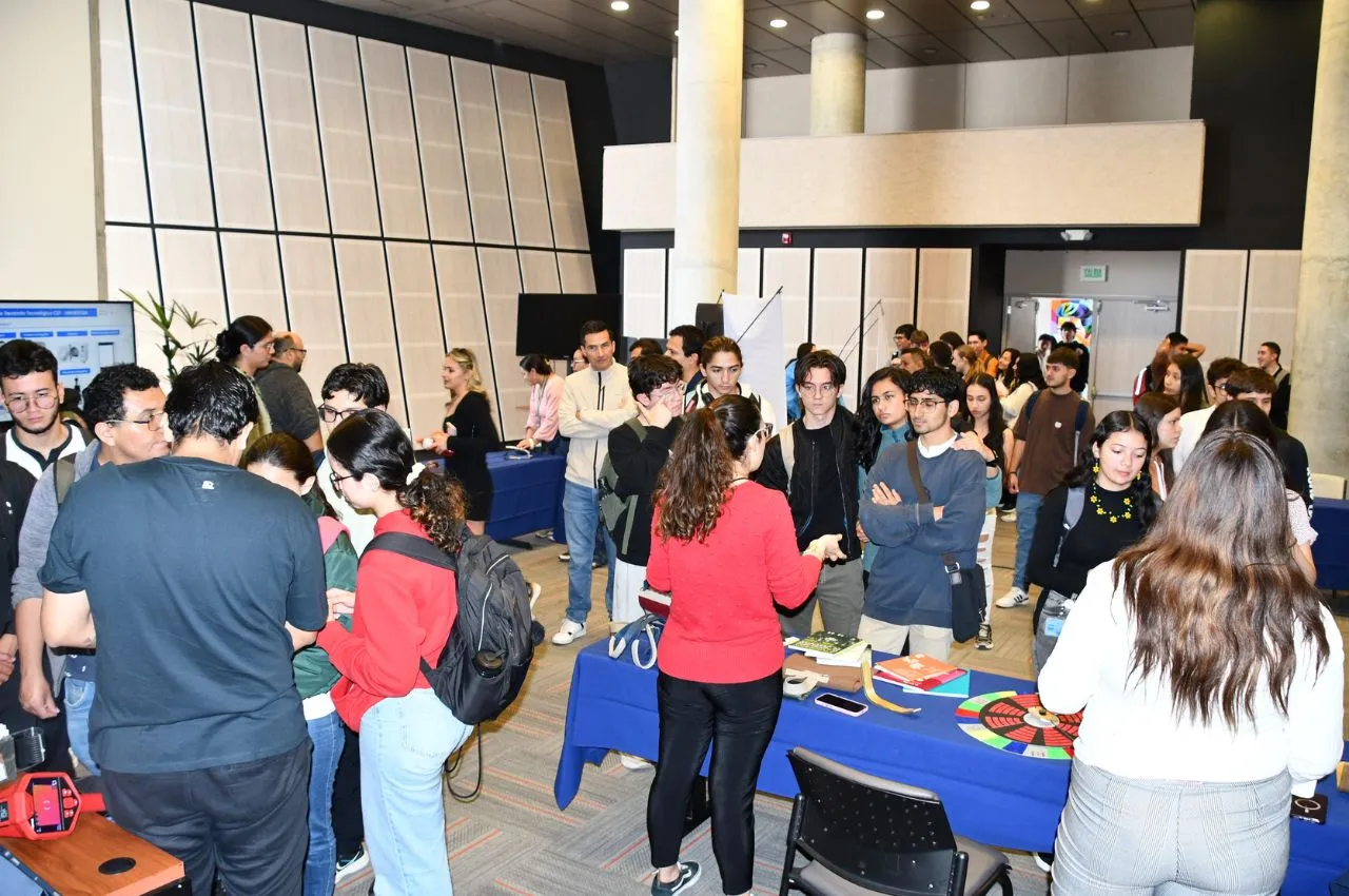 Estudiantes reunidos en la Feria Empresarial 2025, realizada en la UAM