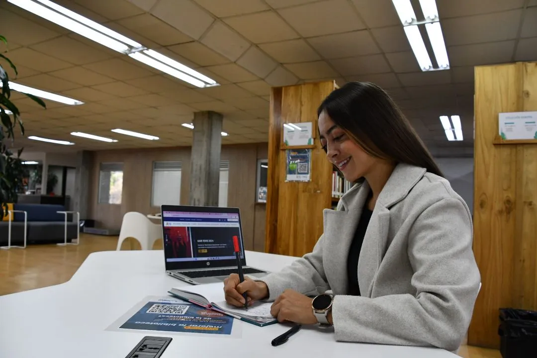 Estudiante disfruta de las ventajas de la educación virtual que ofrece la Universidad Autónoma de Manizales