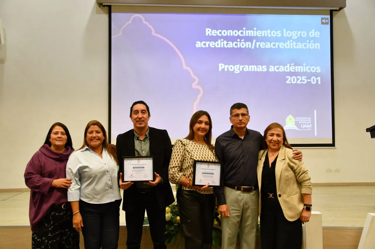 Decanos y coordinadores de Diseño industrial y maestría en discapacidad reciben acreditación