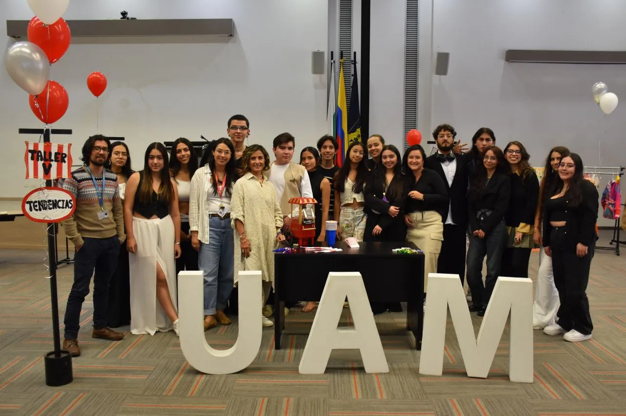 Estudiantes y docentes de Diseño de Modas