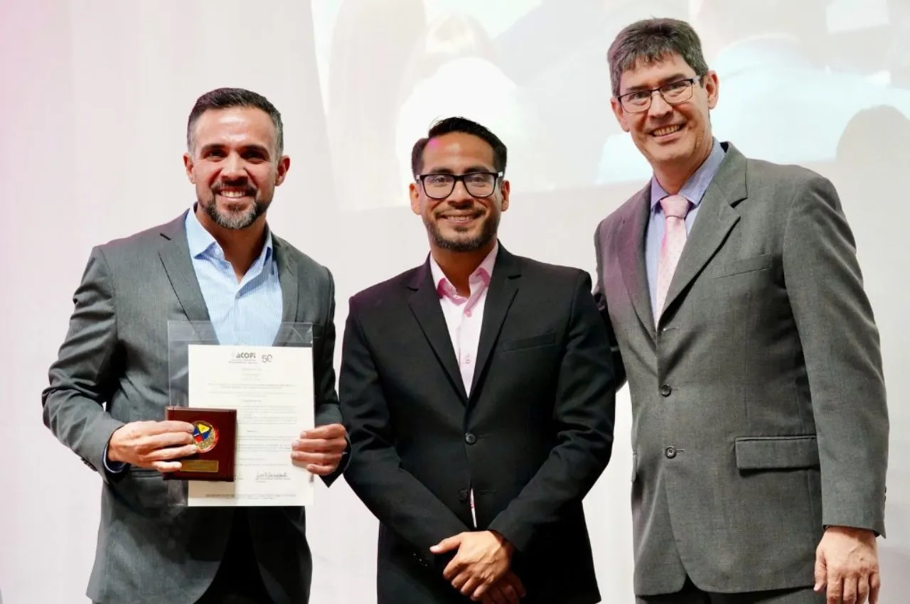 Decano de Ingeniería recibiendo reconocimiento de ACOFI