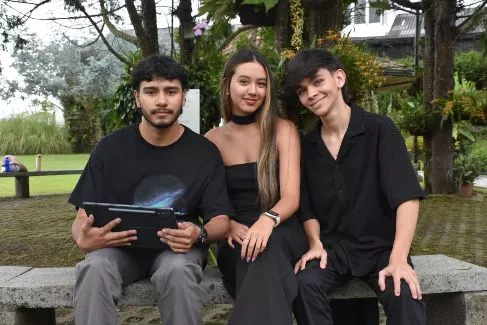Estudiantes voluntarios en el parque de la UAM