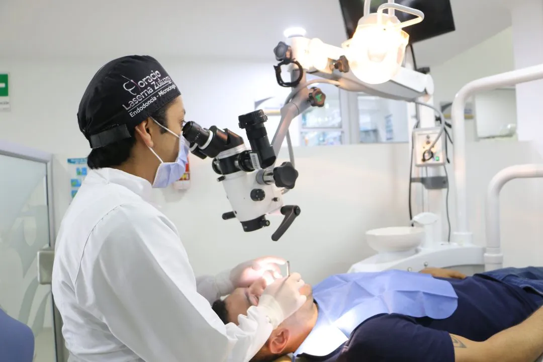 estudiar periodoncia en Colombia; estudiante realiza procedimiento