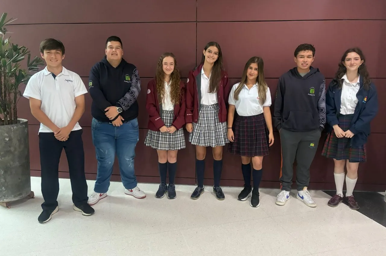  “La Noche de los Mejores” rindió homenaje a los mejores bachilleres.