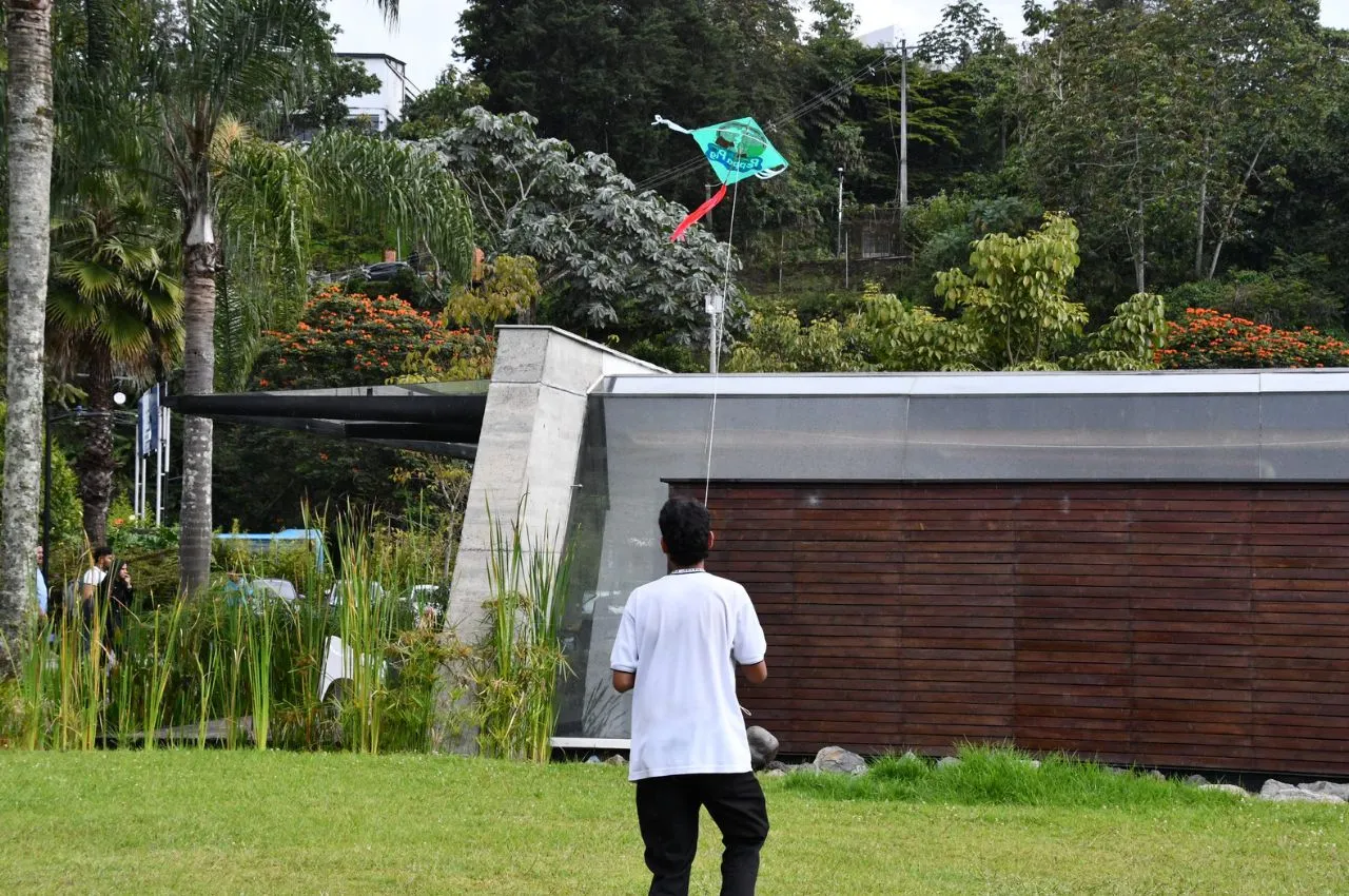 Estudiante elevando cometa