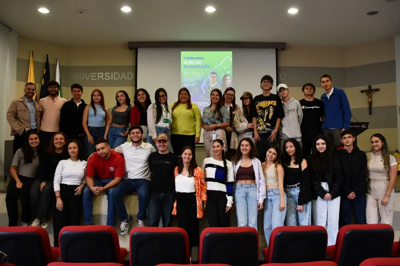 Estudiantes y docente de Economía UAM en el Día del Economista