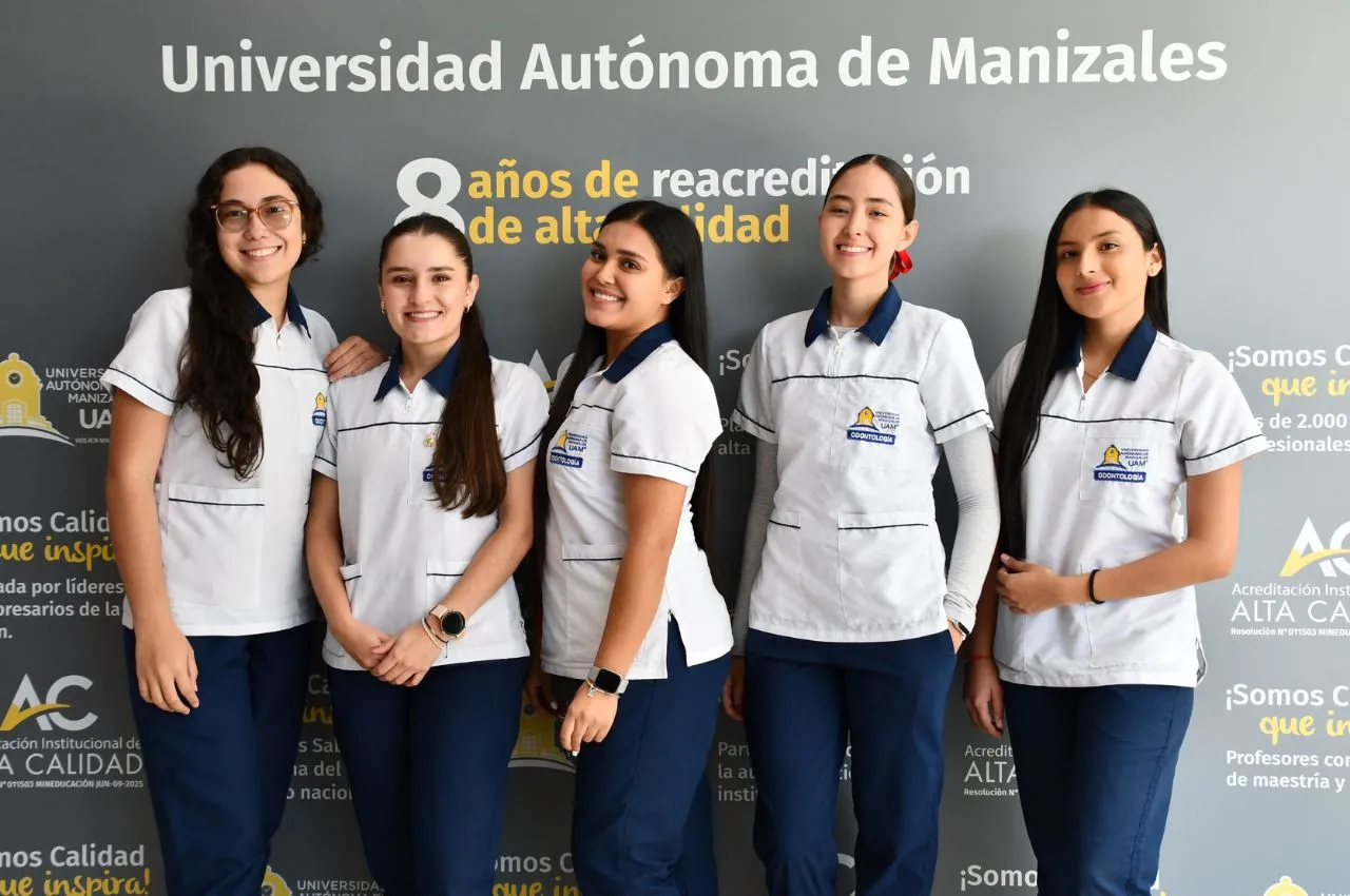 Estudiantes en la celebración del Día del Odontólogo