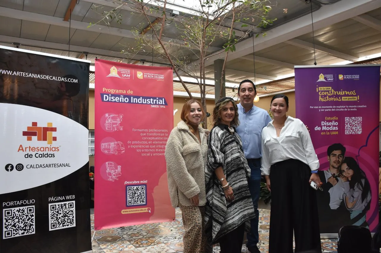 Docentes y estudiantes en la Jornada de Artesanos