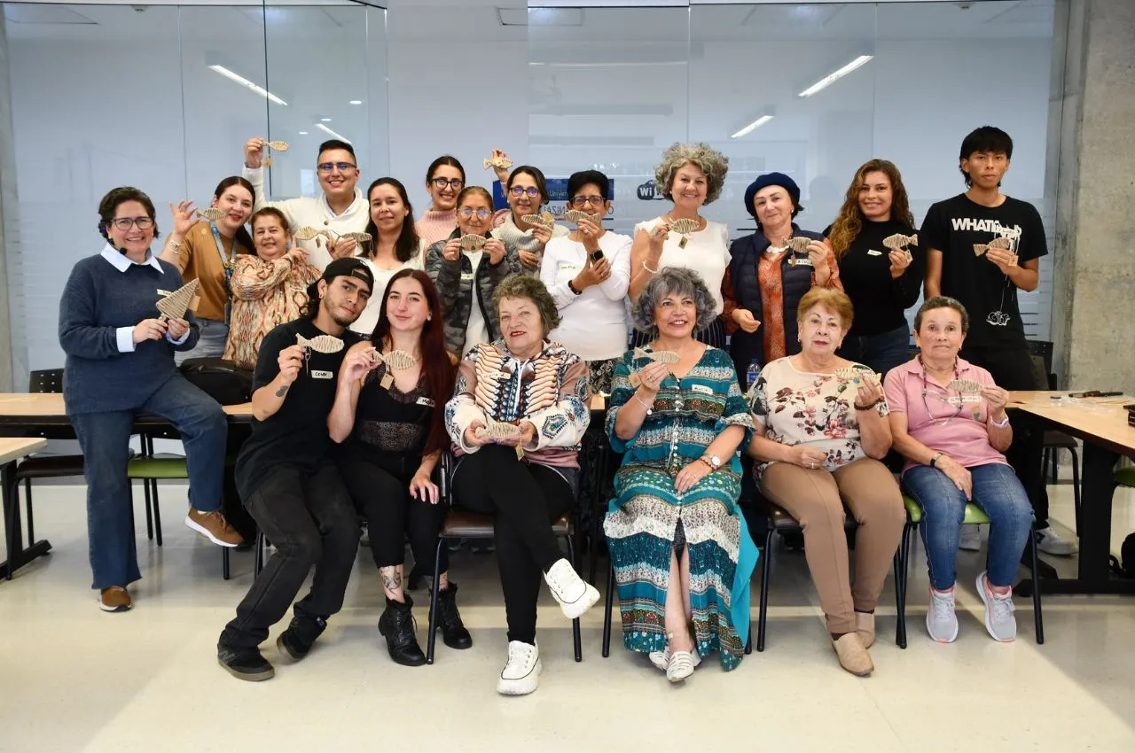 Asistentes al taller "Entre Hilos y Papel"