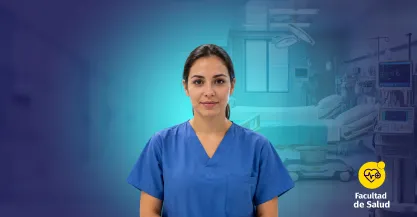 Mujer con uniforme medico que trabaja en cuidado critico del adulto
