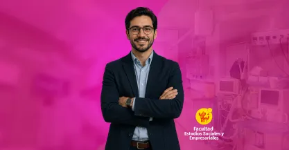 Hombre de chaqueta y camisa con brazos cruzados interesado en la Maestría en Cienciencia Cognitiva, 