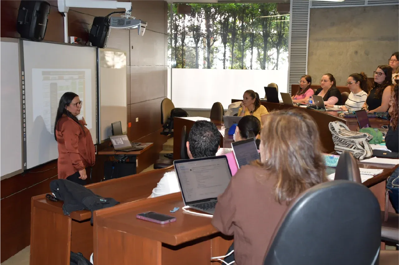 la graduada regresó a su alma mater para compartir su experiencia con docentes y administrativos