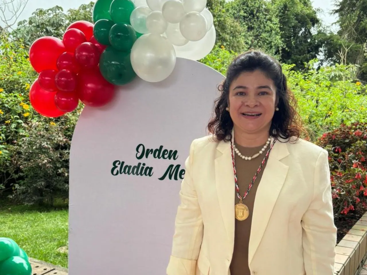 Graduada UAM recibe la Orden Eladia Mejía por su aporte a la educación