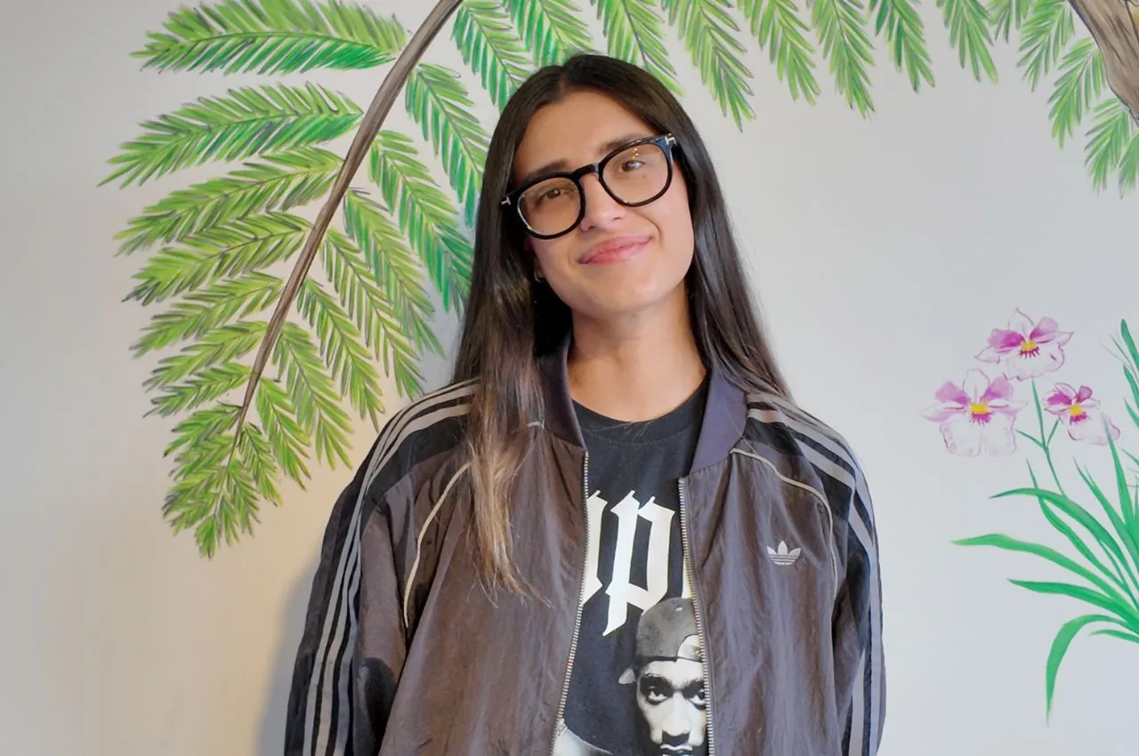 Estudiante de UniAndes que realiza investigación de vestido y memoria en la UAM