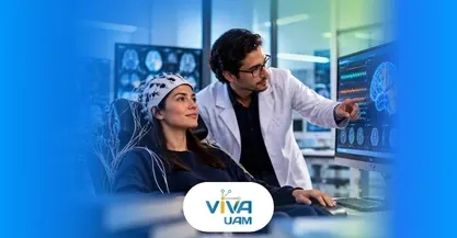 Mujer sentada con nodos en la cabeza al lado se encuentra un medico señalando una pantalla conde muestra su cerebro y las ondas que emite