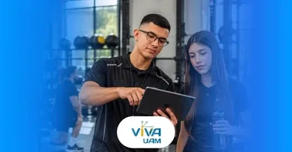 Pareja en gimnasio revisando datos en una tablet 