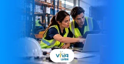 Pareja en bodega logística mirando información en un portatil